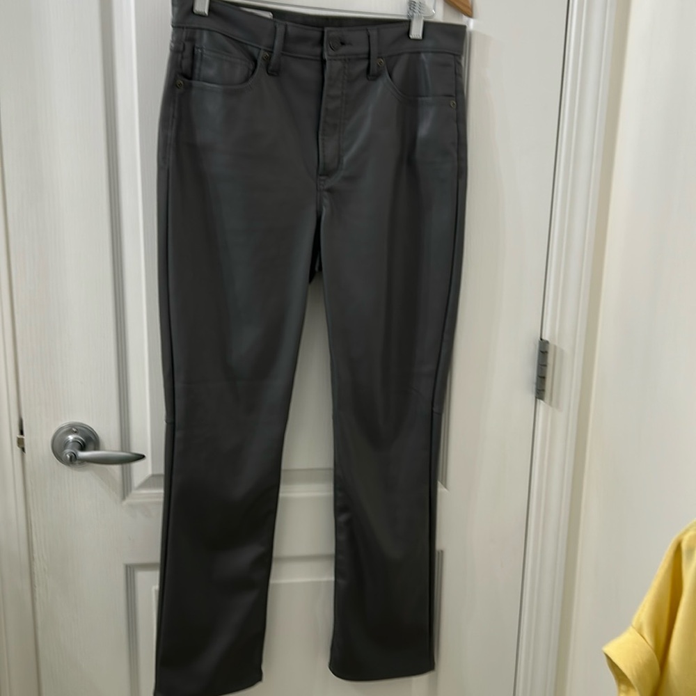 GAP Slim High Rise Pants
Size 29/8rs
Grey/taupe
Faux leather
5 Star Seller